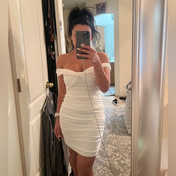 APPRECIATE
WHITE OFF THE SHOULDER RUCHED MINI DRESS Club L London NWT - Picture 5 of 6